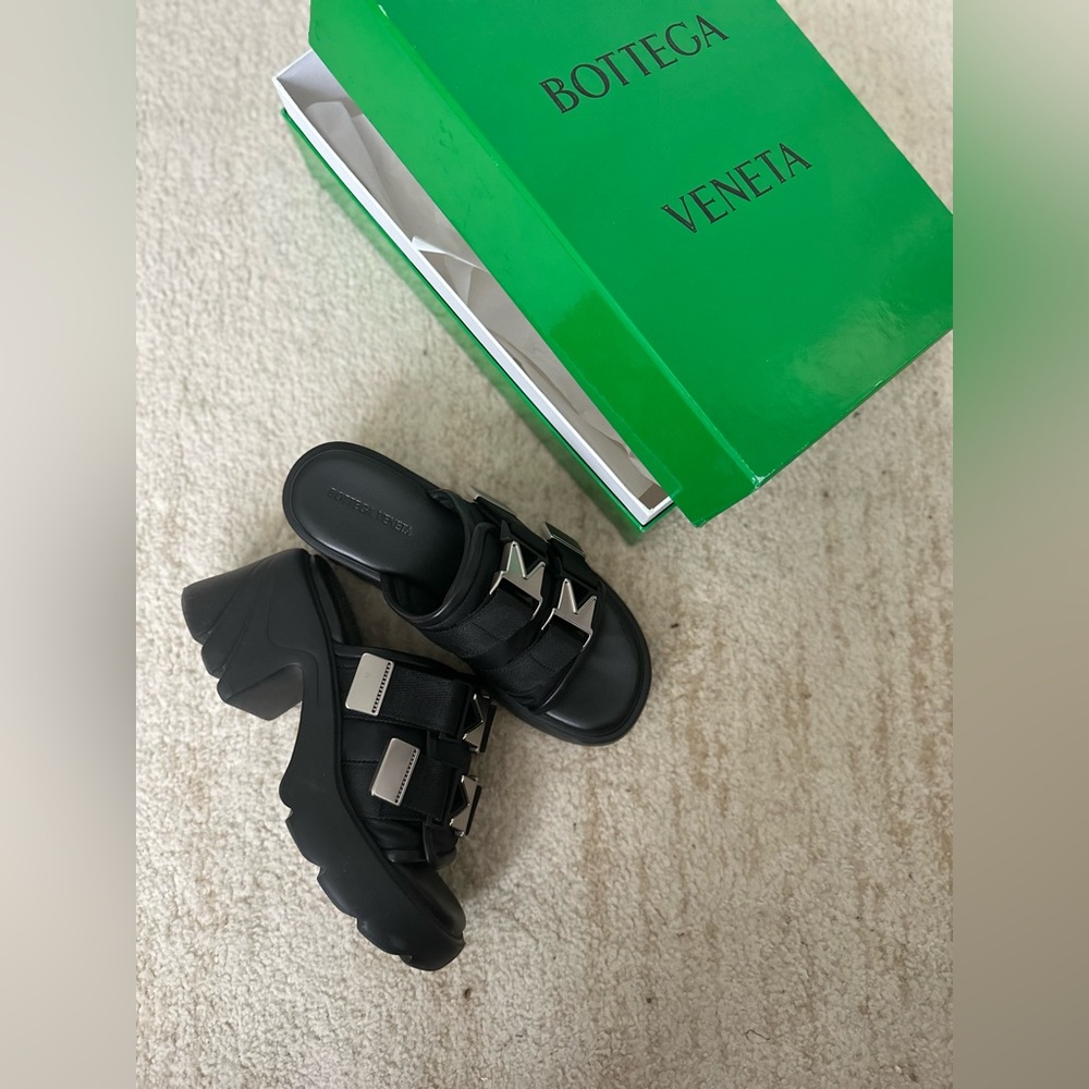Brand new with box Bottega Veneta Flash mules size 40 retail price $990!